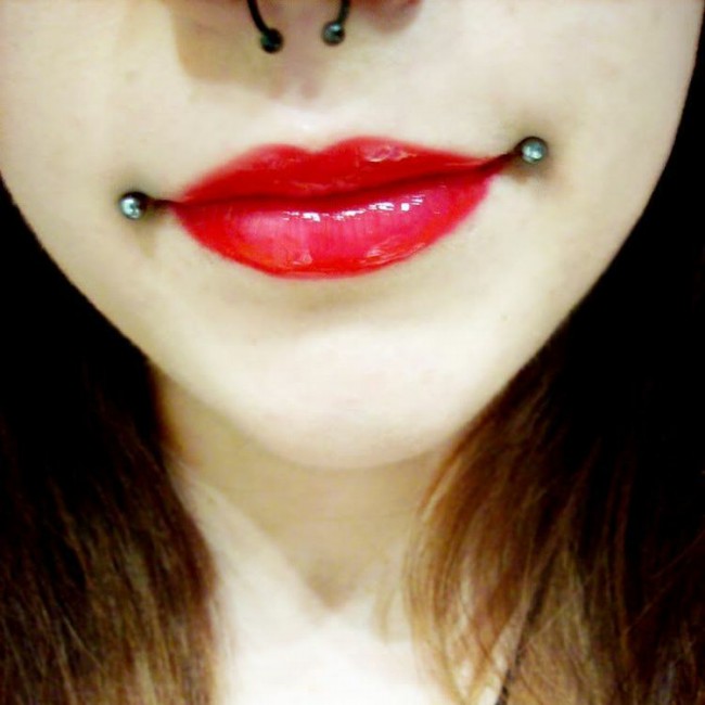 dahlia lip piercing afbeelding