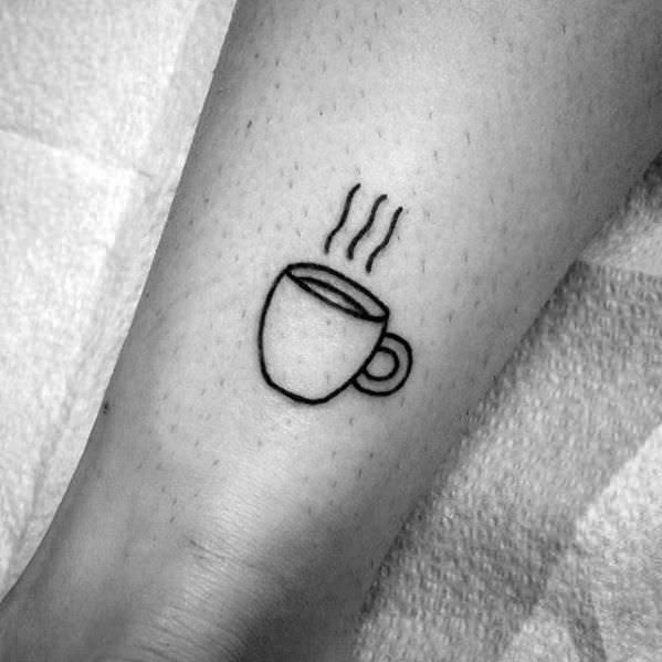 Kun je cafeïne drinken voordat je een tatoeage krijgt?
